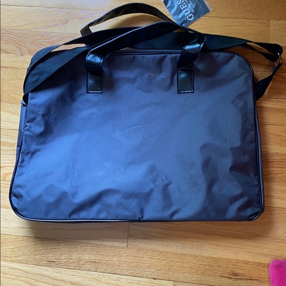 Guess Duffle - Picture 3 of 4